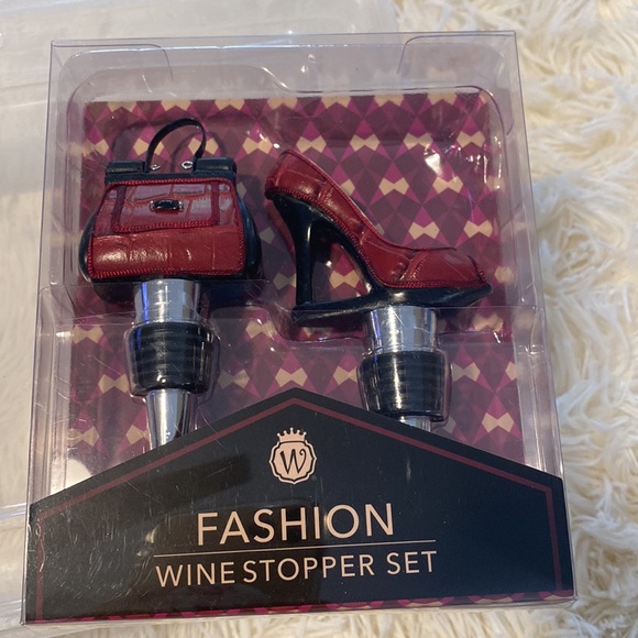 Red sequin wine 🍷 bottle holder and matching wine stopper set. - Picture 3 of 7